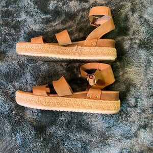 Tan platform sandal size 10, slightly used